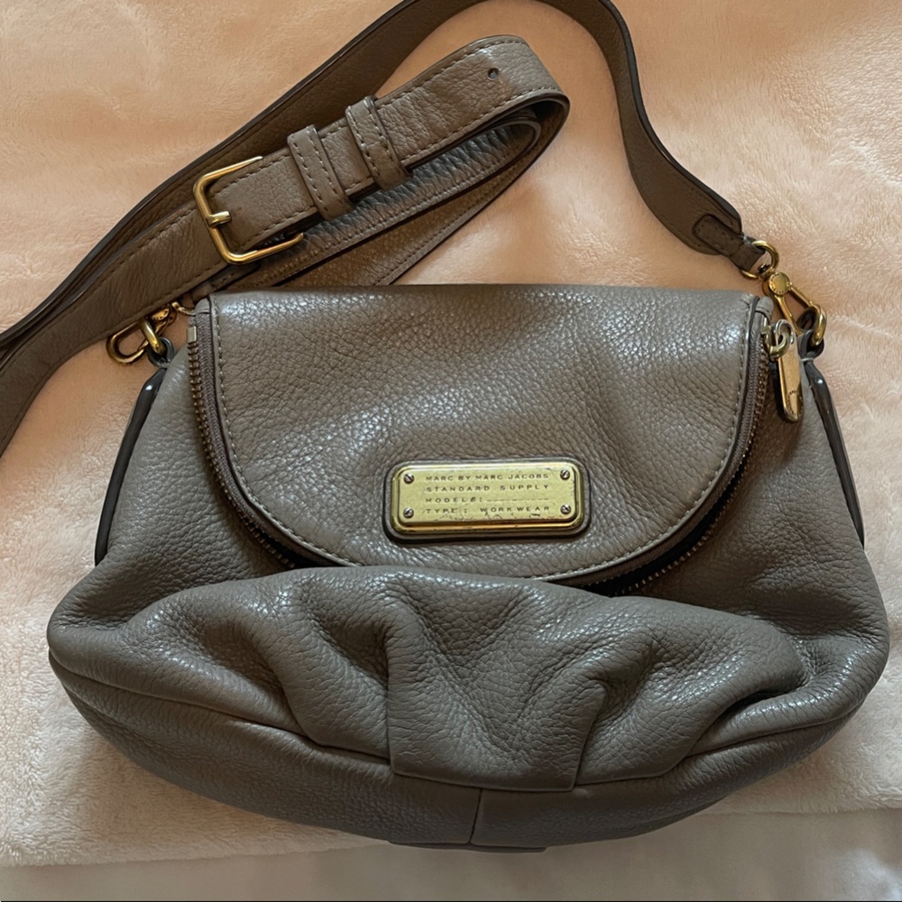 Elegant Gray Leather Shoulder Bag